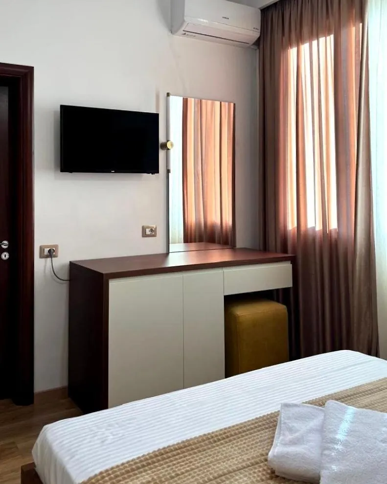 Triena Rooms Fier 0*,